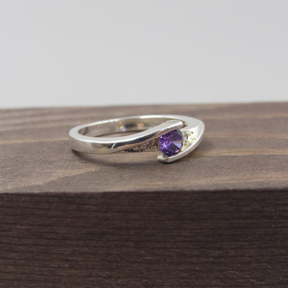 Size 5.75 Sterling Silver Purple CZ Diamond Ring - Picture 3 of 8